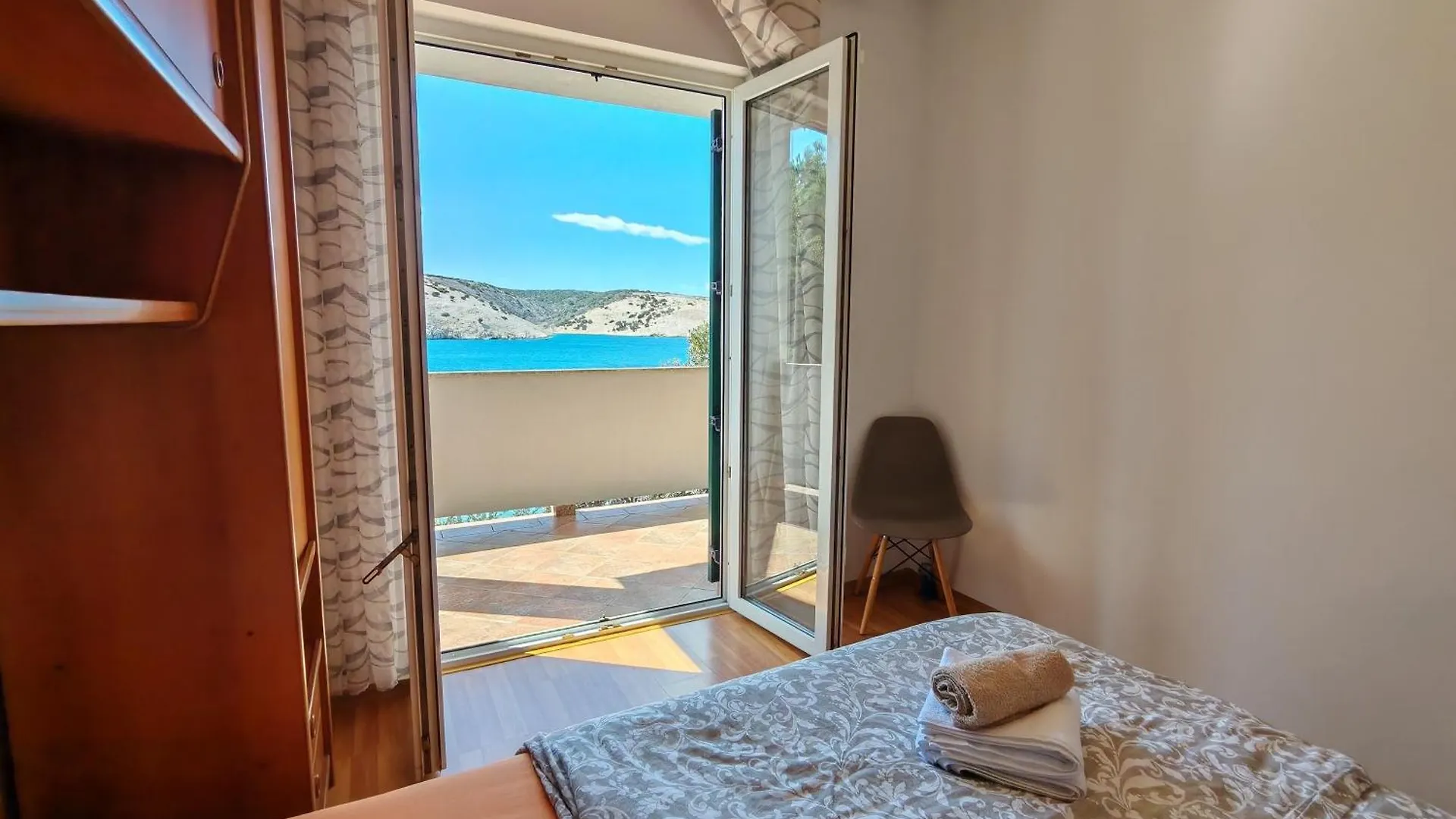 Seafront Apartmani Mira Gabric Lopar - Happy Rentals Croatia