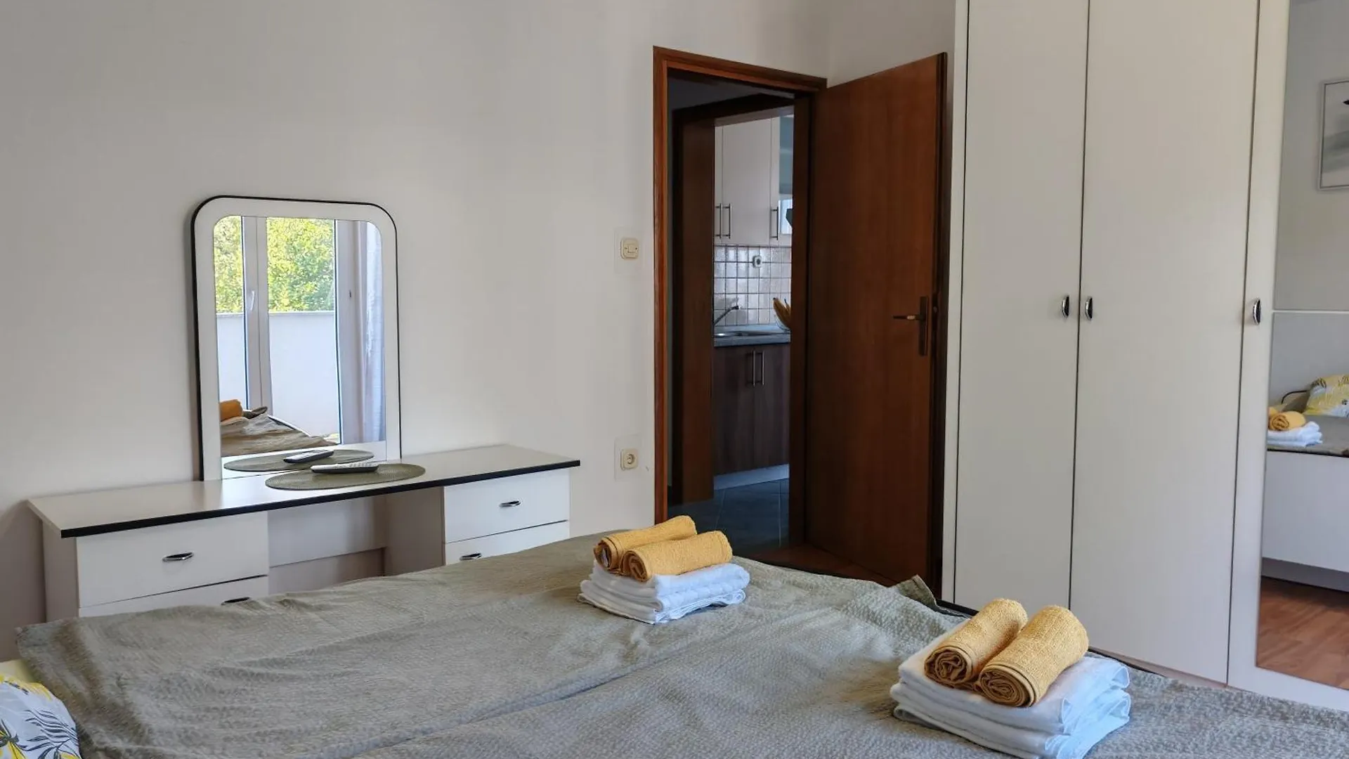 Seafront Apartmani Mira Gabric Lopar - Happy Rentals 0*,
