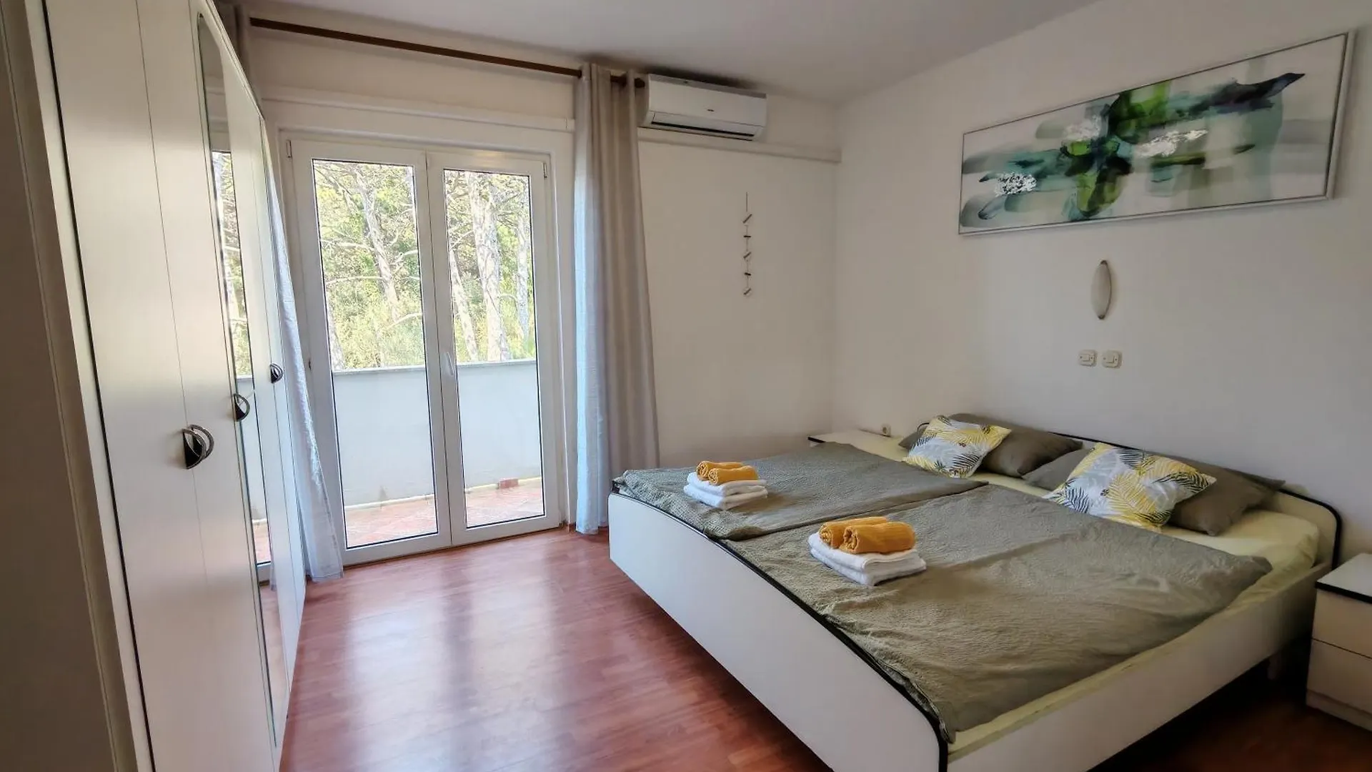 Apartment Seafront Apartmani Mira Gabric Lopar - Happy Rentals
