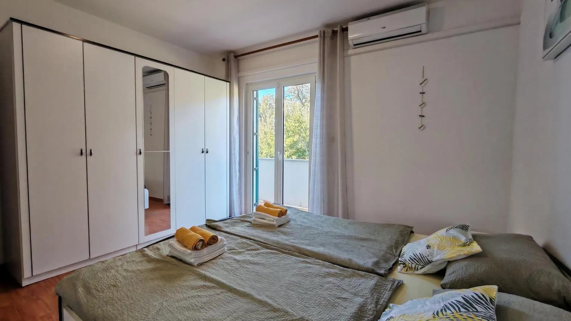 Seafront Apartmani Mira Gabric Lopar - Happy Rentals 0*,  Croatia