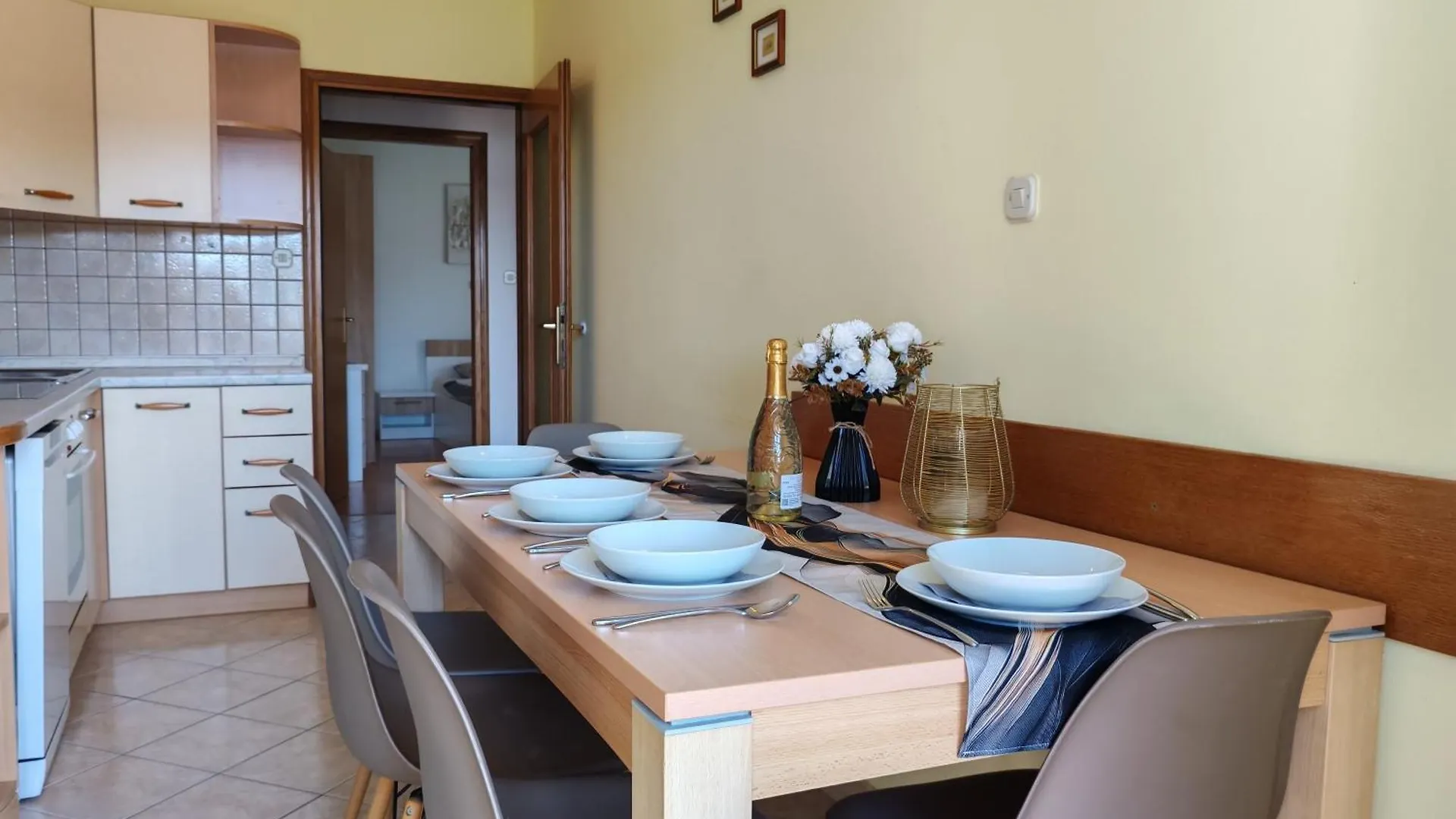 Seafront Apartmani Mira Gabric Lopar - Happy Rentals