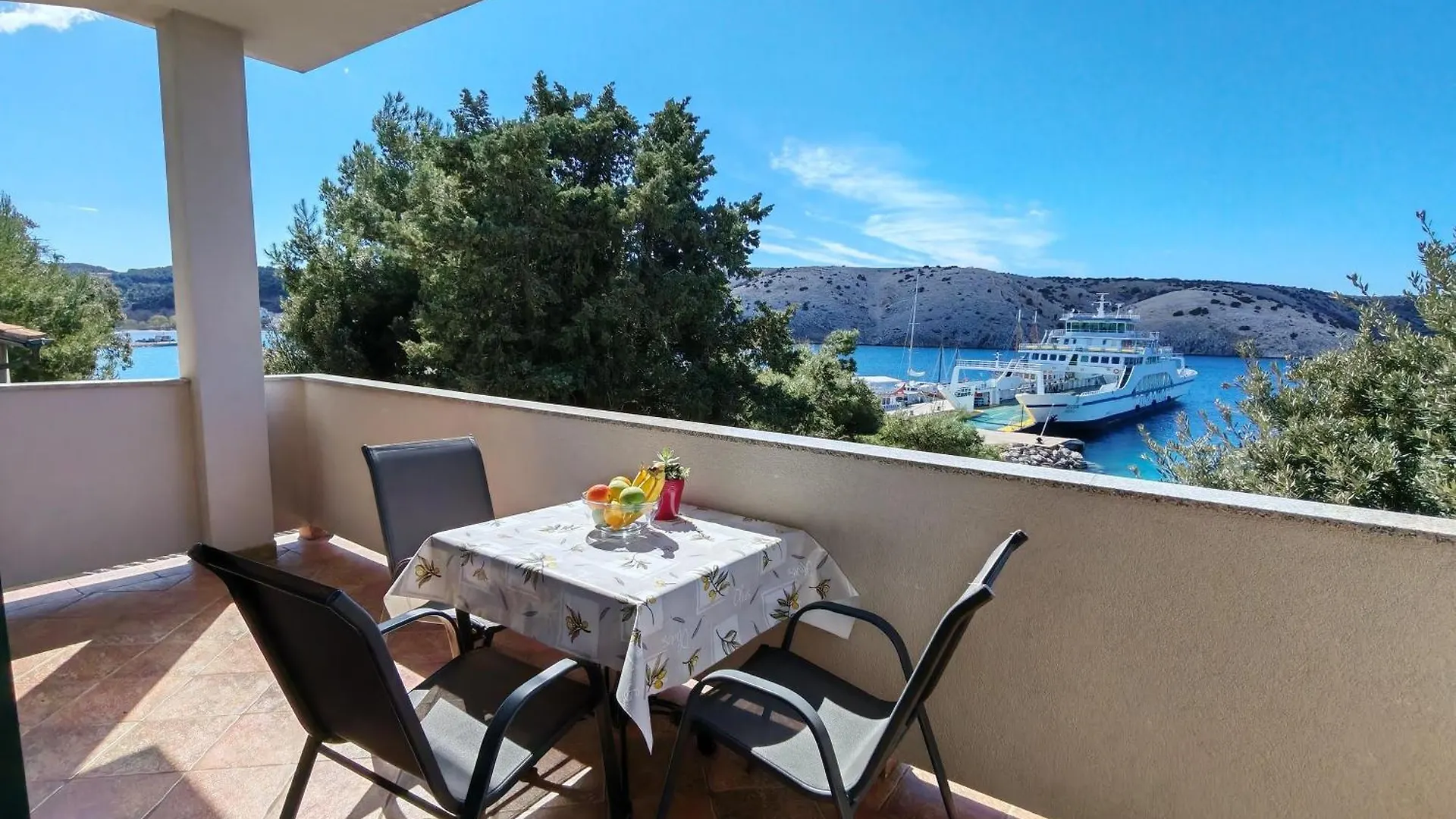 Seafront Apartmani Mira Gabric Lopar - Happy Rentals
