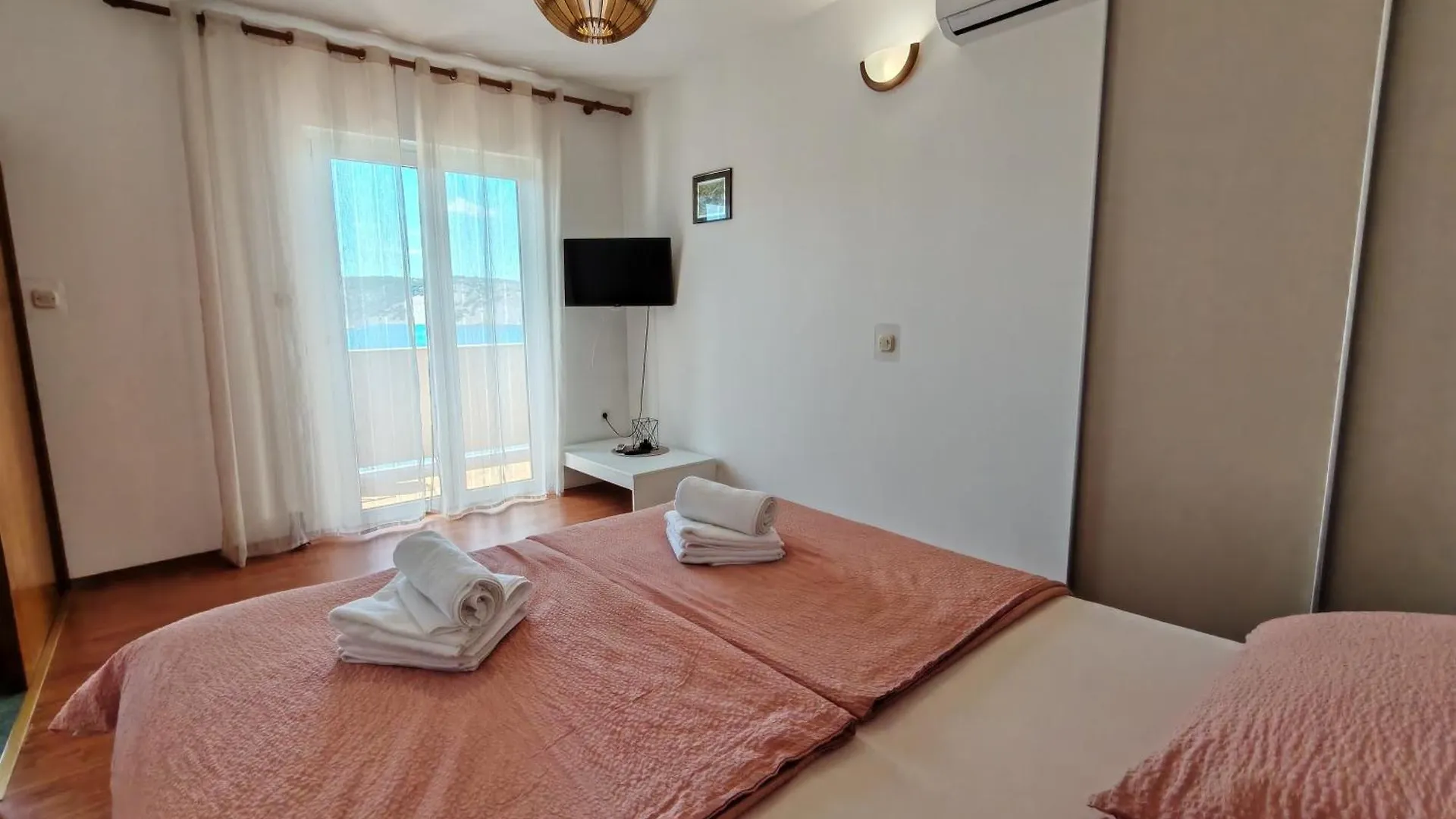 Seafront Apartmani Mira Gabric Lopar - Happy Rentals